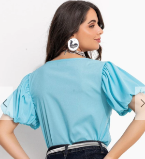 Blusa de pano com rendas azul e gola normal.